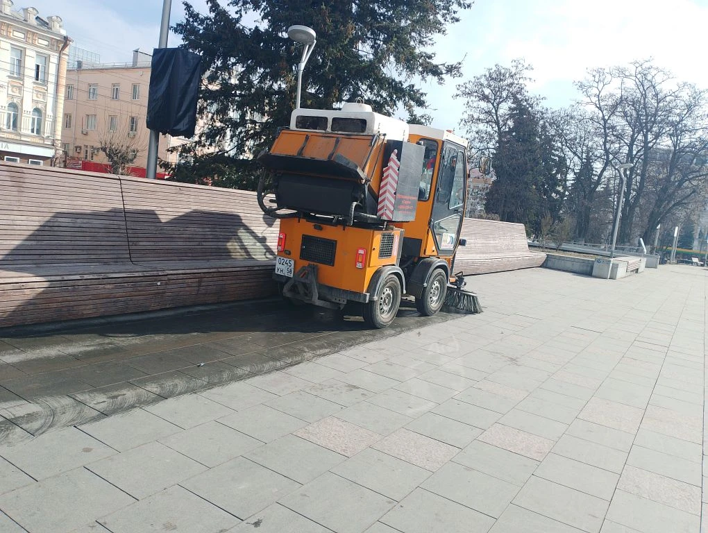 Механизированное подметание сквера по ул. М. Горького