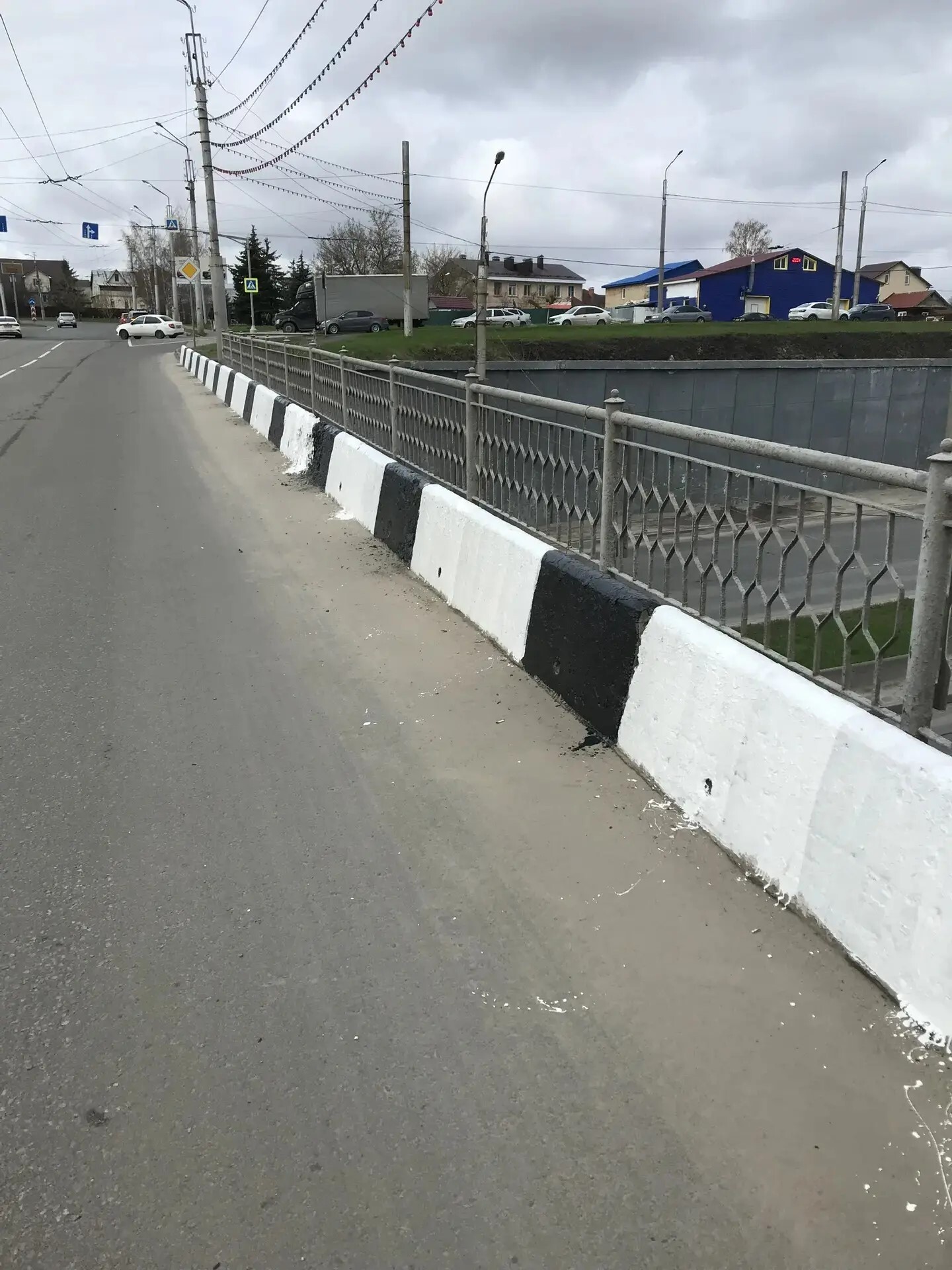 Покраска железобетонного барьерного ограждения на путепроводе по ул. Карпинского