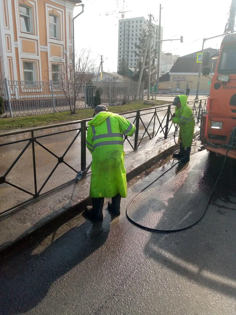 Мойка ограждений безопасности по ул. Терновского
