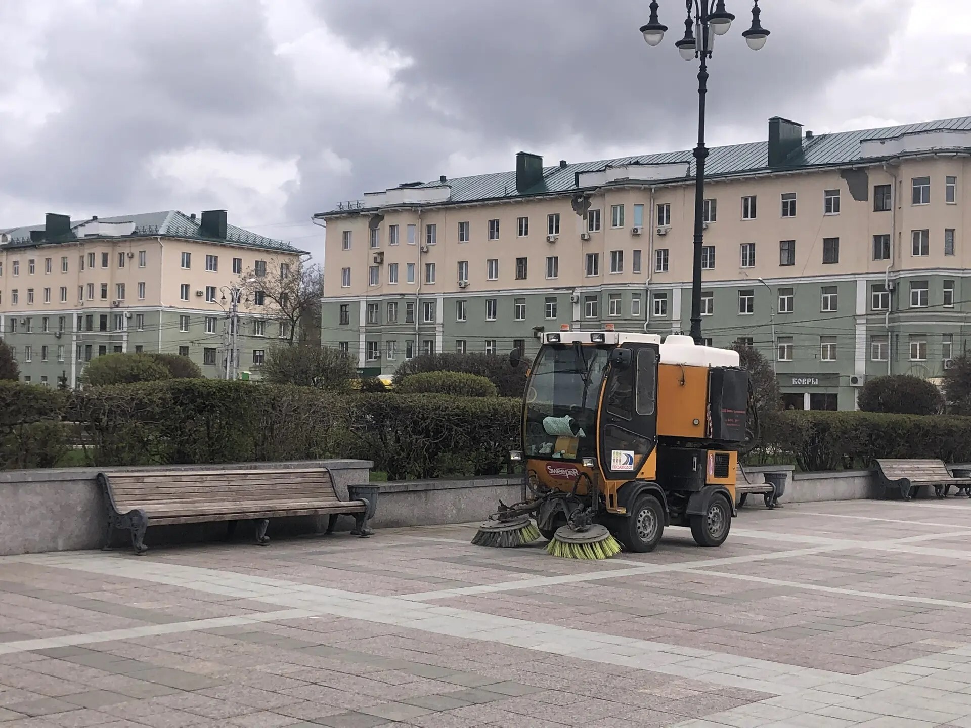 Подметание площади Ленина