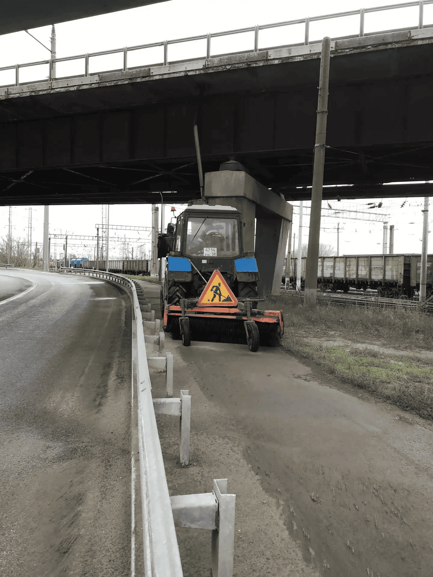 Уборка прилотковой части и тротуара на путепроводе по ул. Баумана