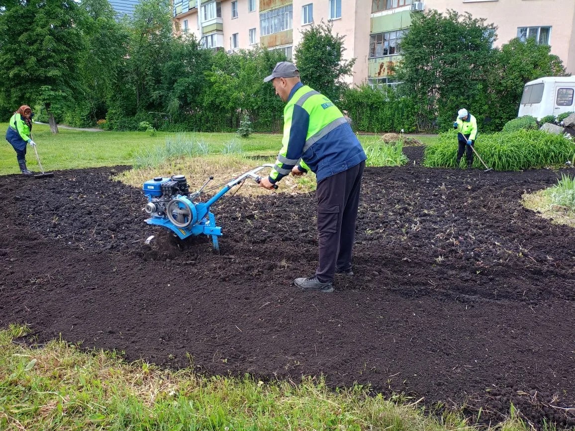 Вспашка цветников в сквере по ул. Бурмистрова — ул. 40 Лет Октября, в сквере по ул. Коннозаводская