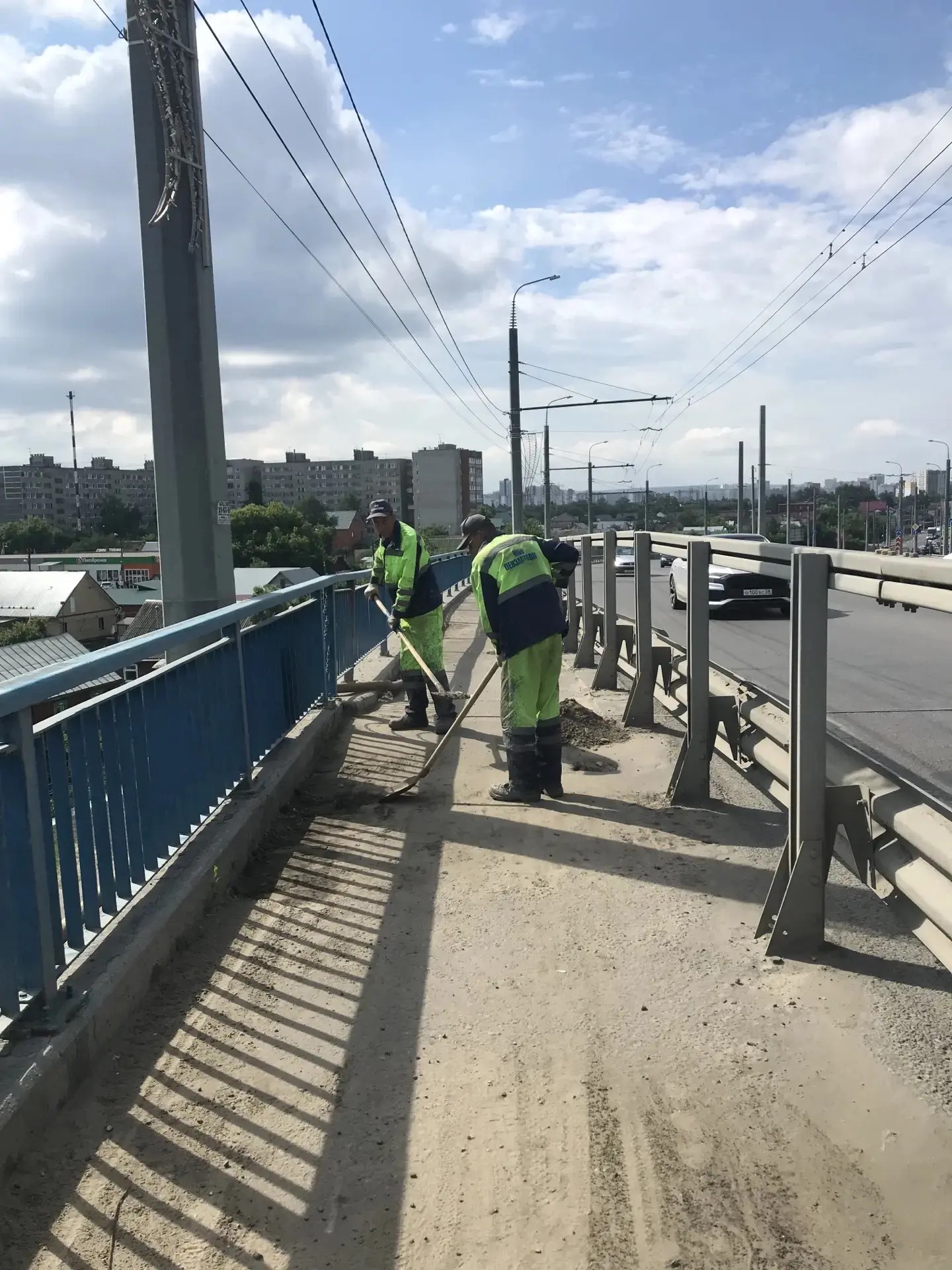 Ручная уборка тротуара на путепроводе по ул. Баумана
