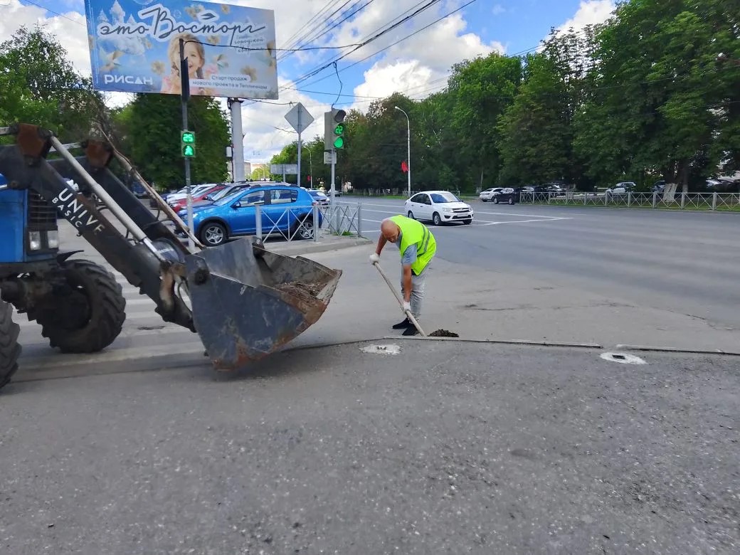 Ручная уборка прилотковой части и тротуара по ул.Коммунистической