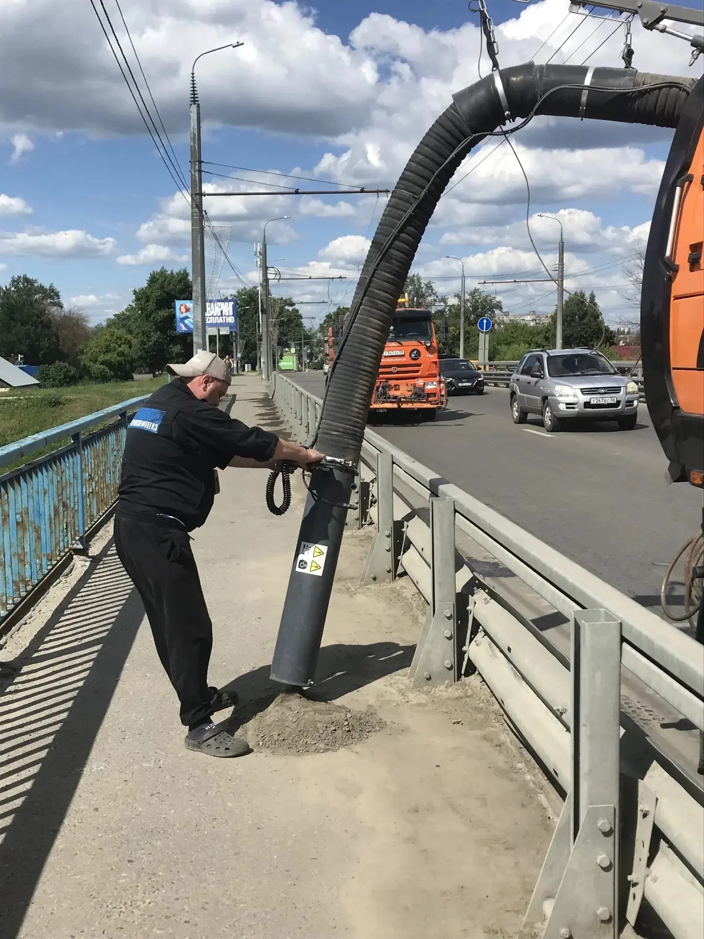 Ручная и механизированная уборка тротуара на мосту по ул. Терновского