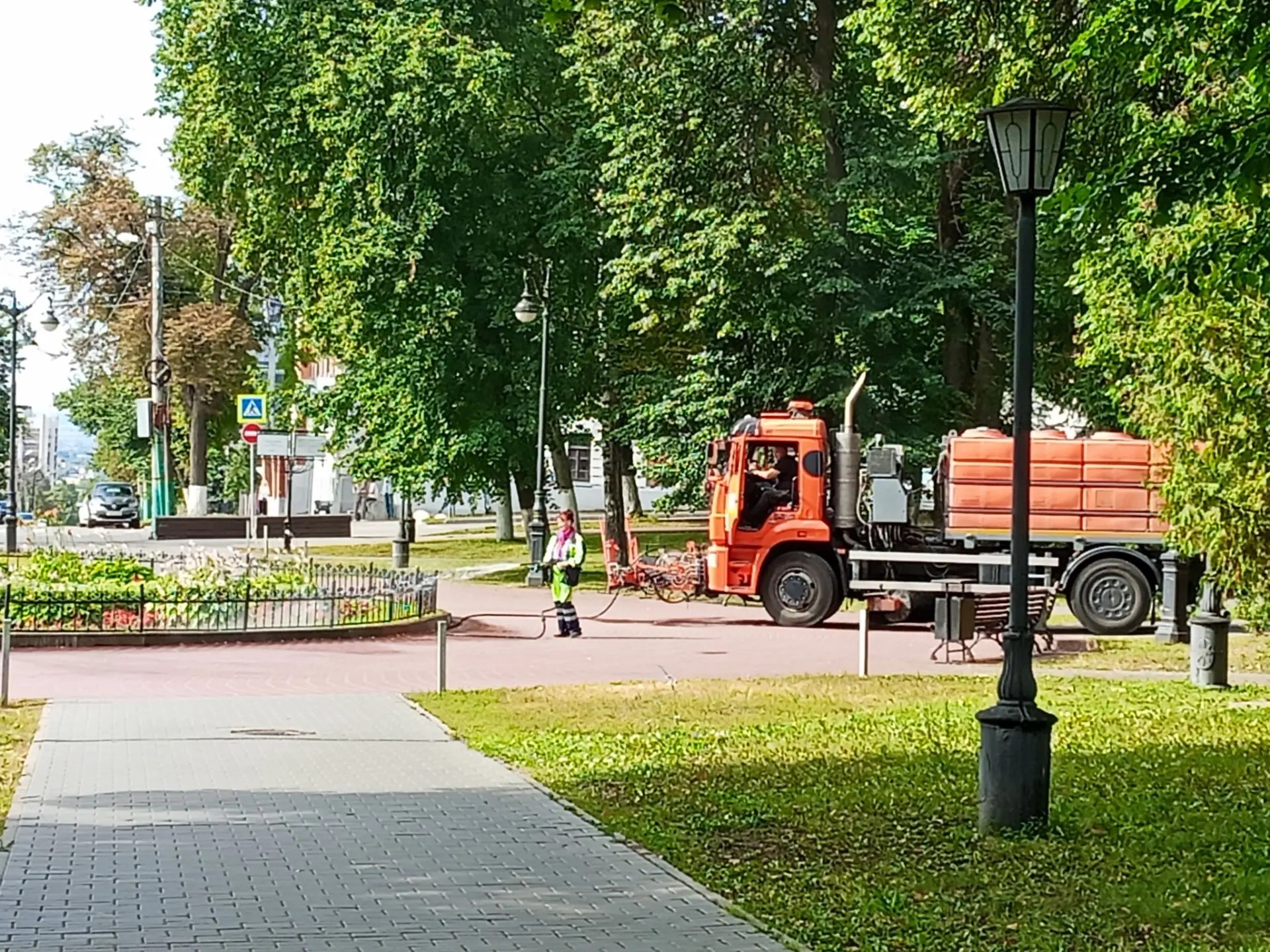 Полив саженцев и цветников в сквере имени Лермонтова
