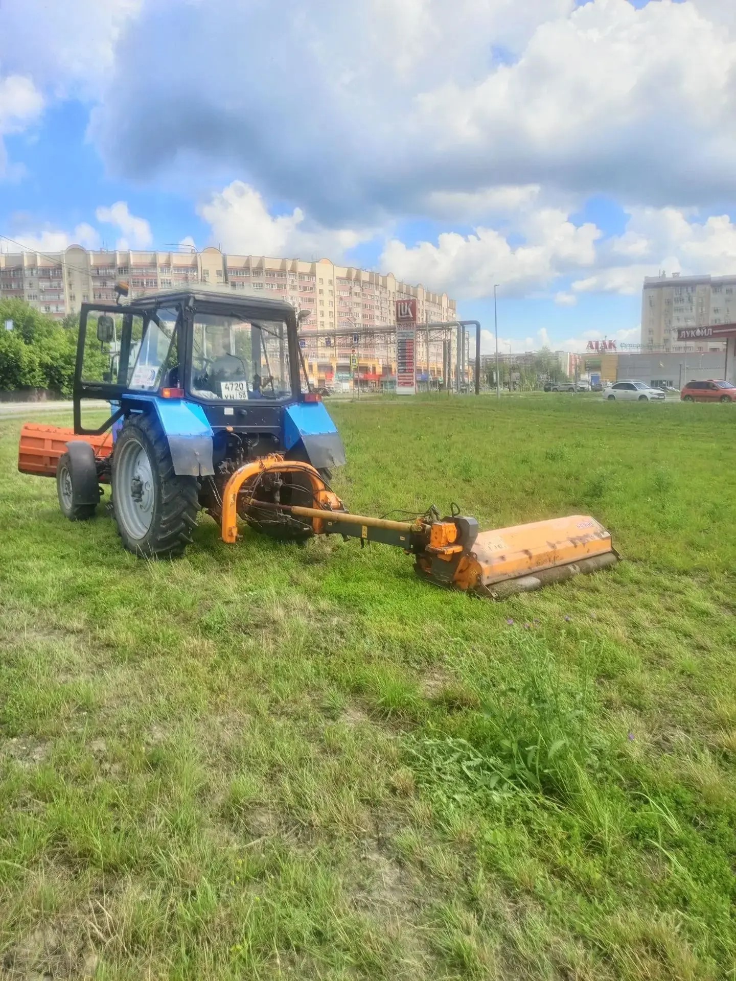 Покос травы на газоне по ул. Революционной (ручной) и ул. Антонова (тракторной косилкой)