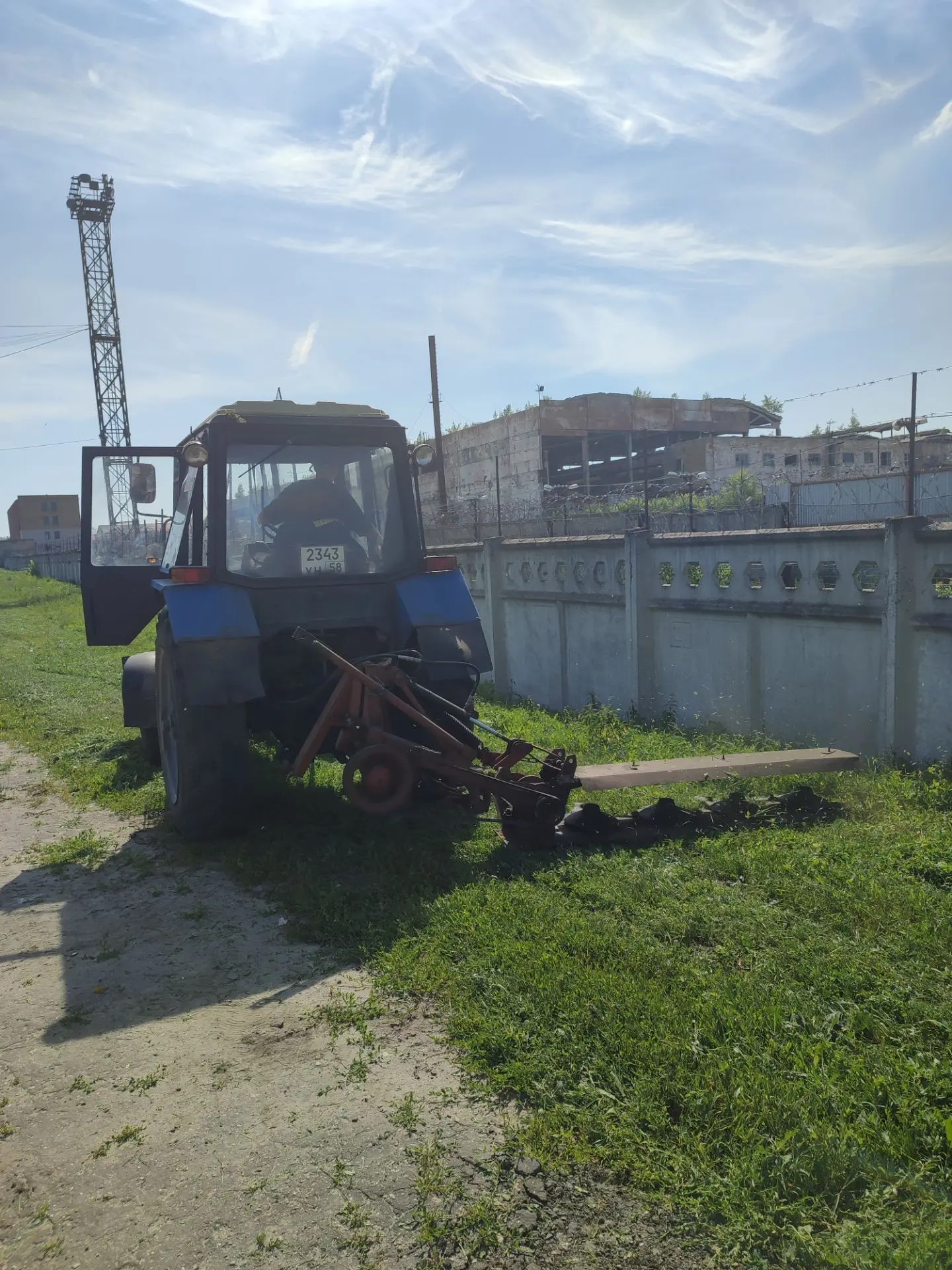 Механизированный покос травы на обочине по ул. Пушанина