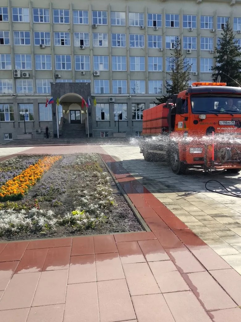 Прополка и полив цветника в сквере у городской администрации