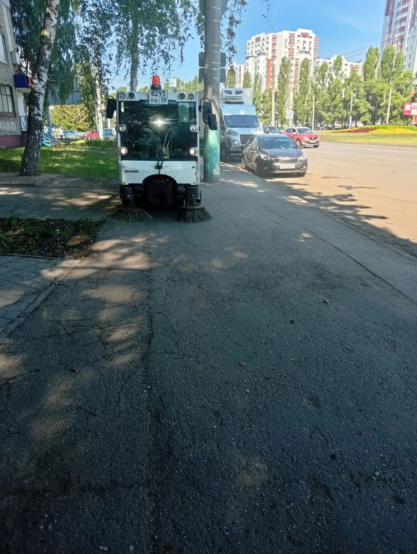 Механизированное подметание тротуара по Пр. Строителей и мойка тротуара по ул. Попова