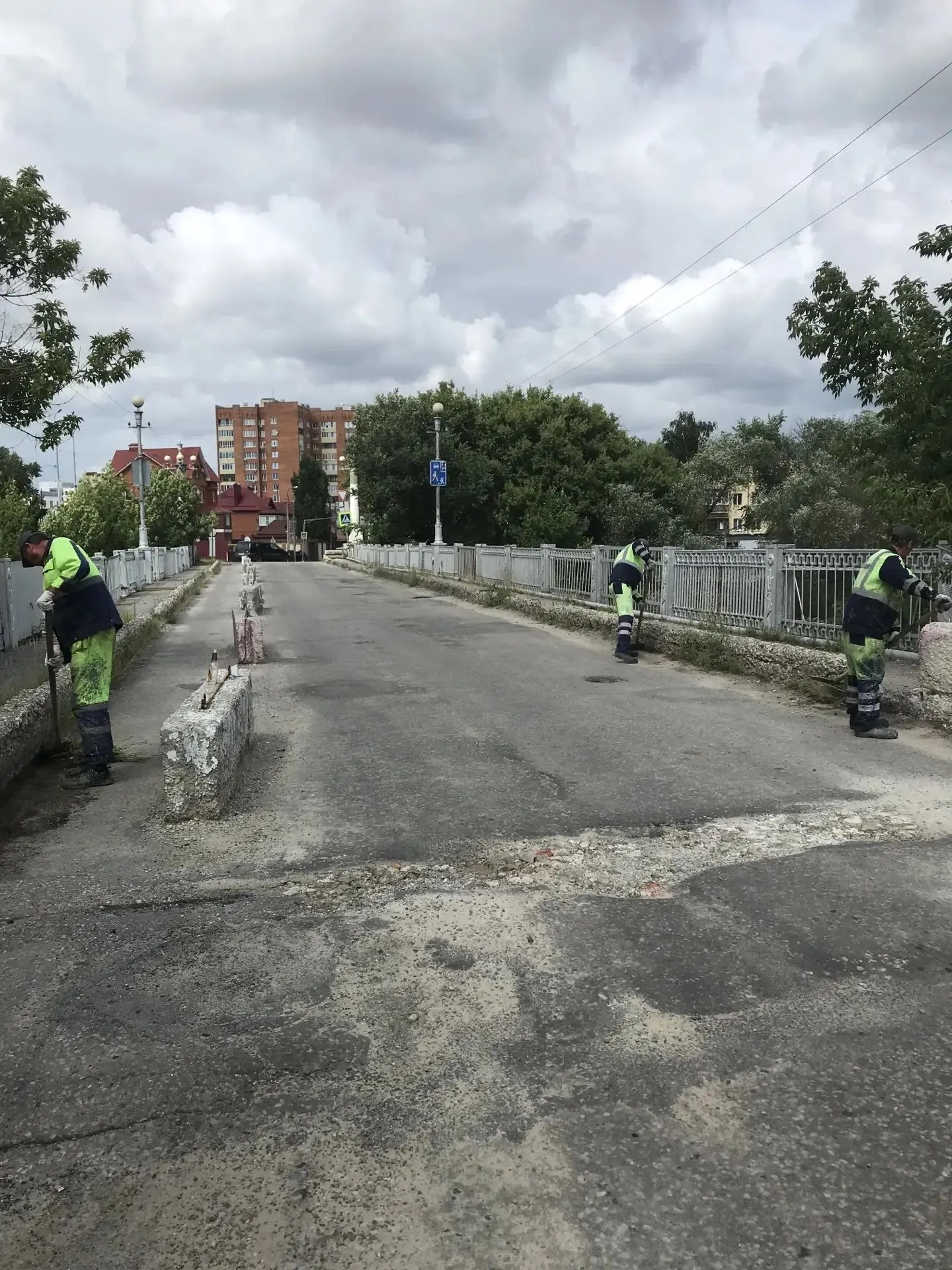 Уборка прилотковой части и тротуара , покраска ограждений на мосту через р. Суру по ул. Лебедевской