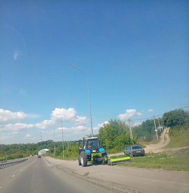 Покос травы на газонах по городу