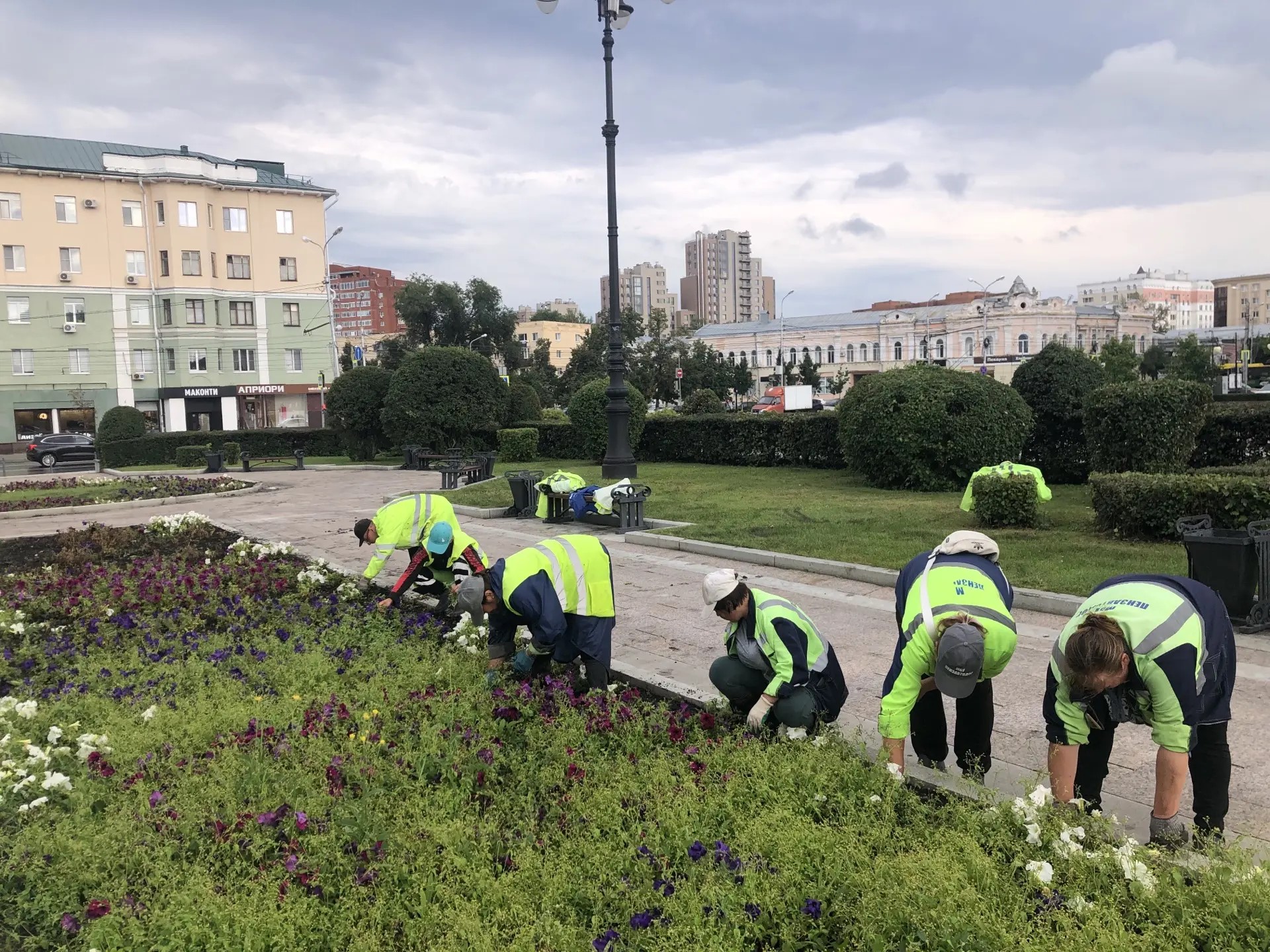 Прополка цветника в сквере В. И. Ленина