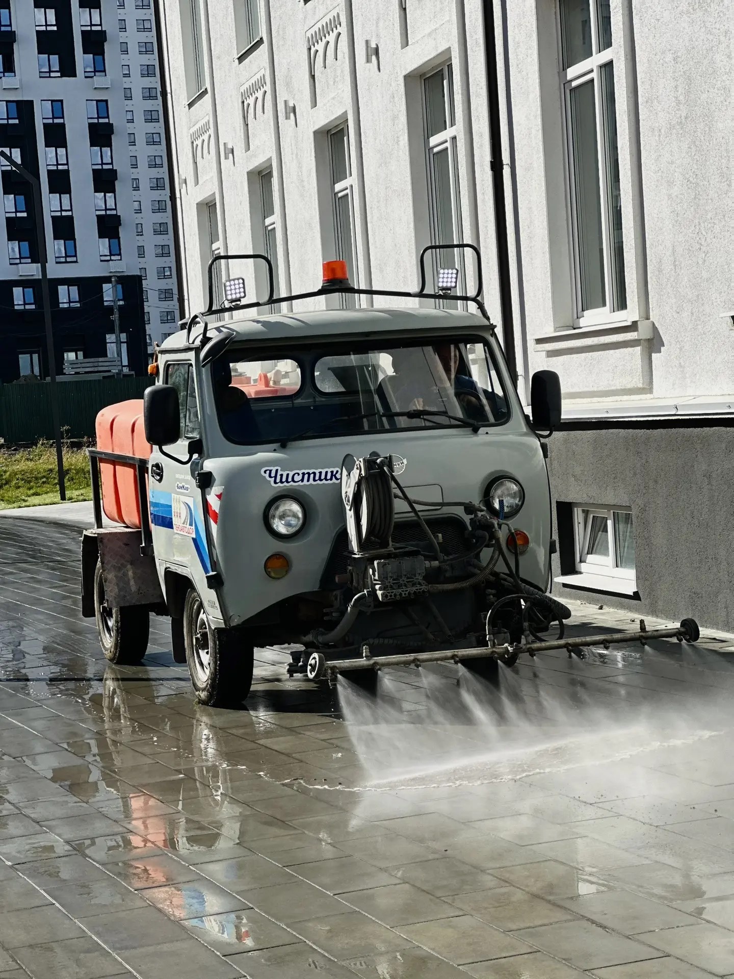 Механизированная мойка тротуара по ул. Яшиной