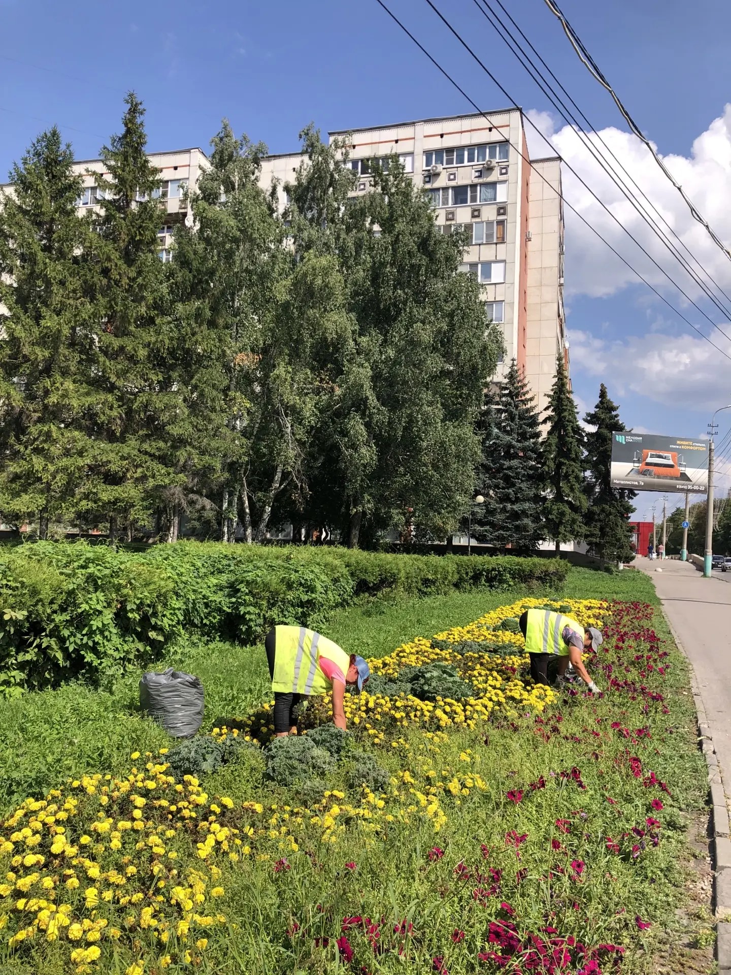 Прополка цветников на перекрестке ул.  Пушкина — ул. Кулакова, на развязке по Проспекту Победы (самолет)