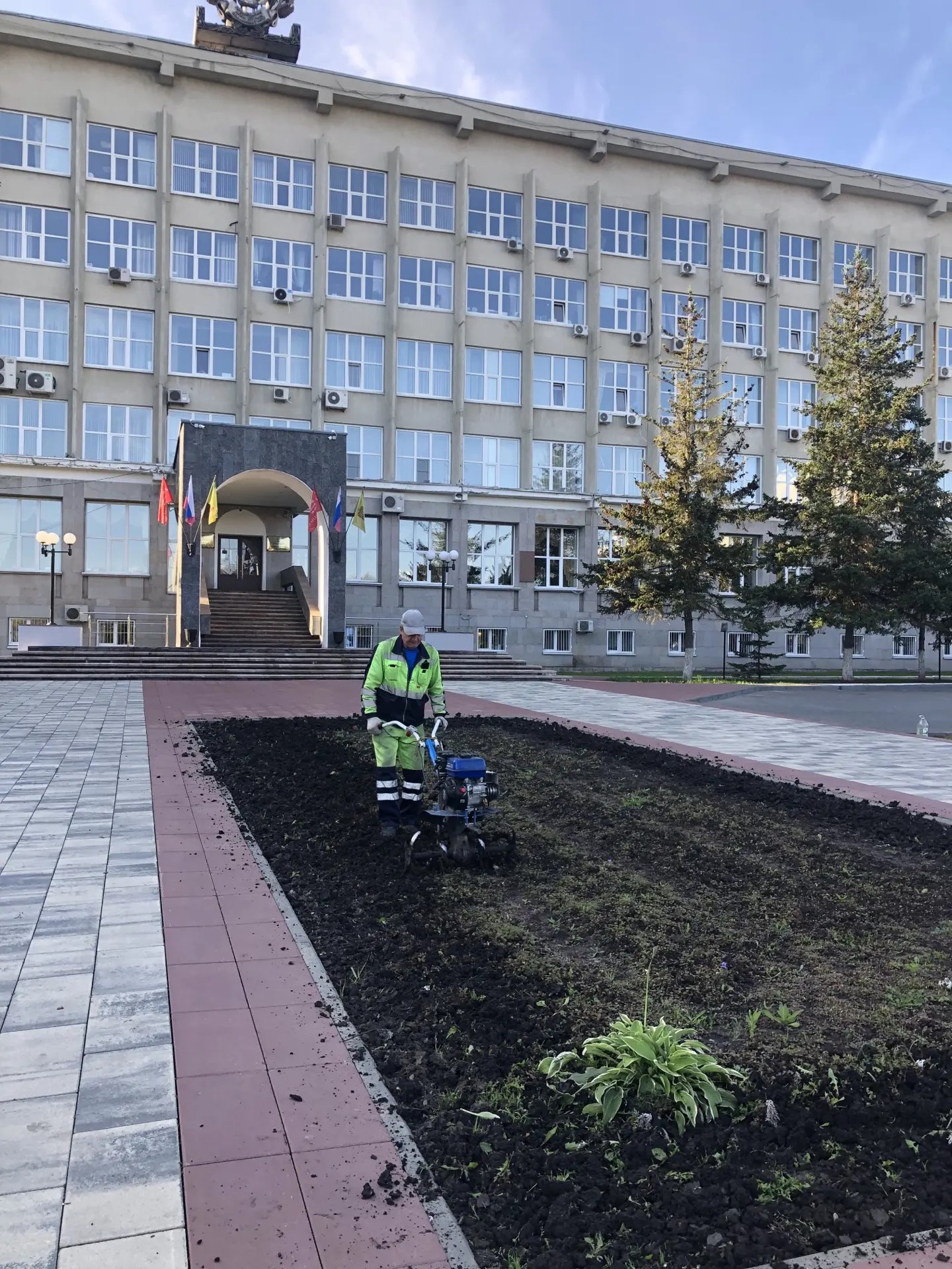Вспашка цветников в сквере у Городской администрации