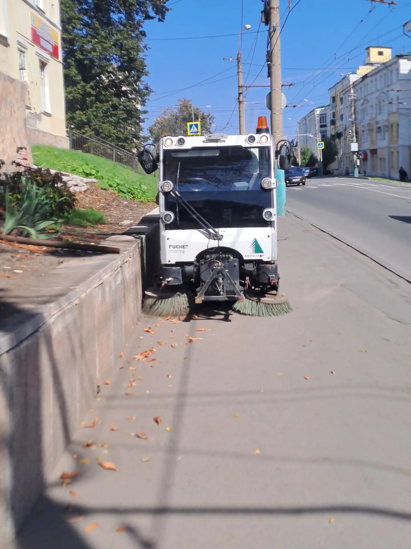 Механизированное подметание тротуара по ул. Калинина