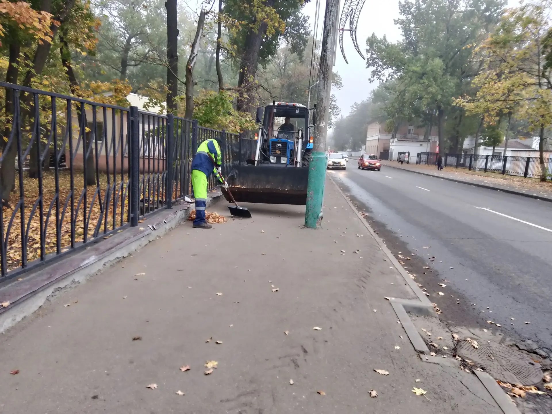Ручная уборка тротуара по ул. Лермонтова