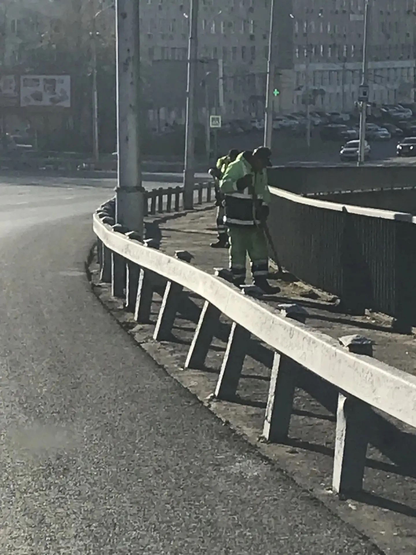 Ручная уборка тротуара на путепроводе по ул. Толстого