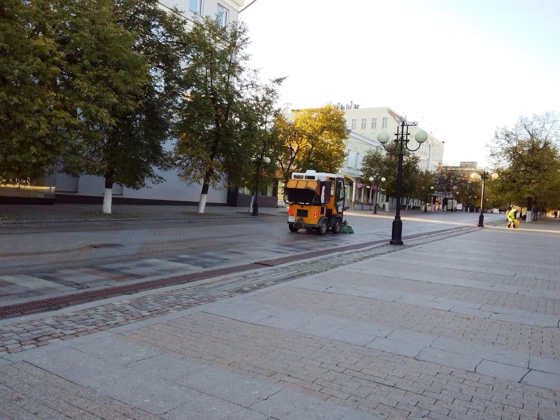 Уборка ул. Московской (механизированное подметание, уборка случайного мусора)