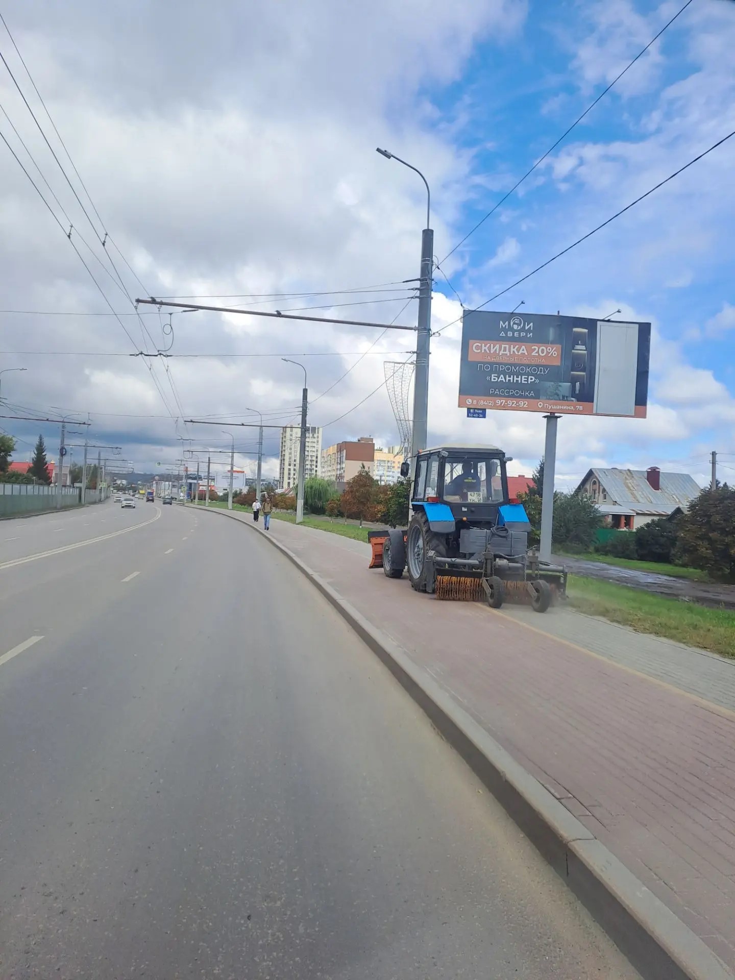Механизированное подметание тротуара по ул. Терновского
