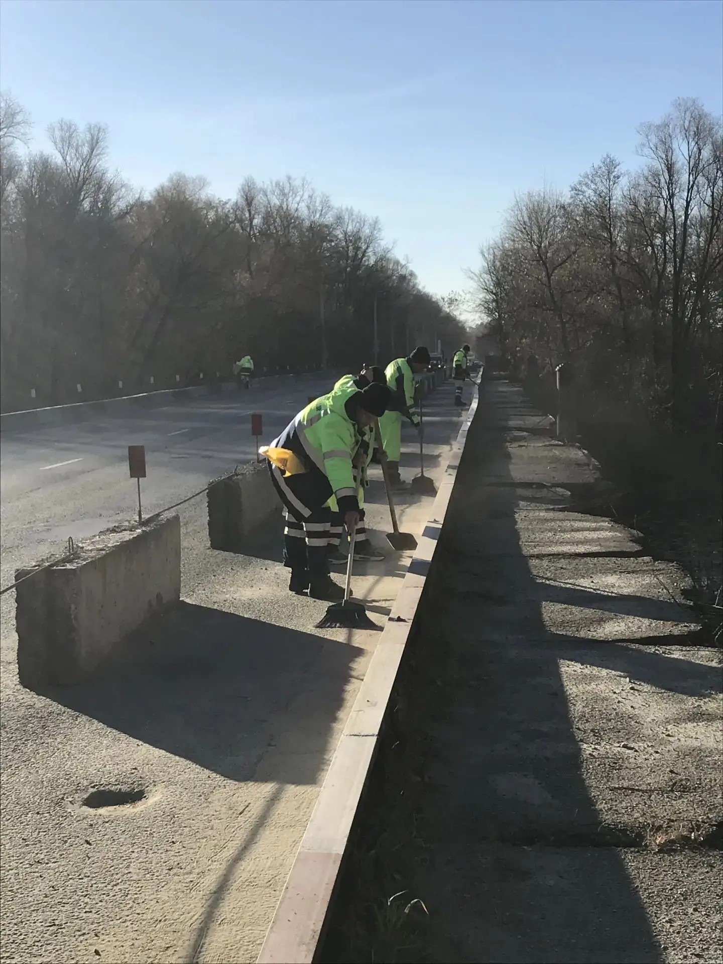 Ручная уборка прилотковой части и тротуара на мосту через р. Старая Сура на автодороге от ул. Нейтральной до ул. Антонова (ГПЗ-24)